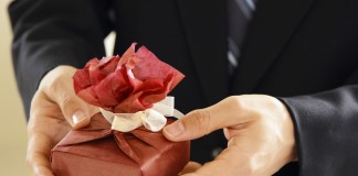 На свадьбу подарок валялся разбитым На свадьбу подарок валялся разбитым