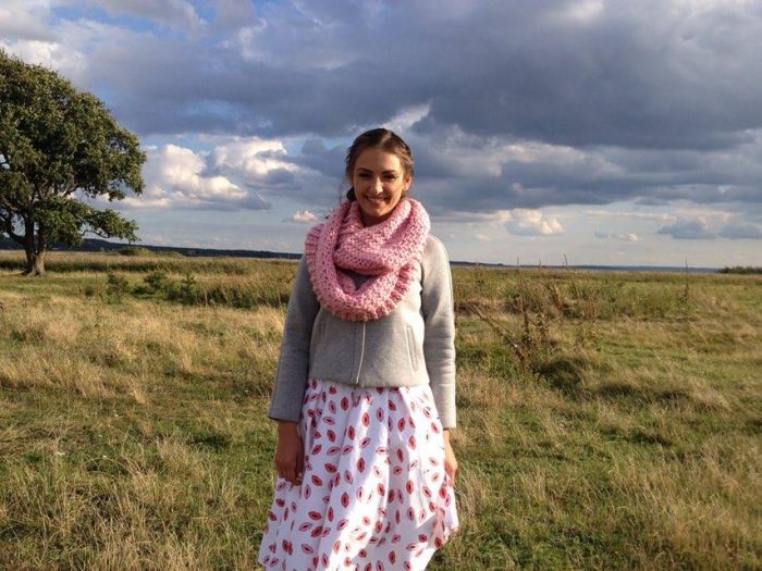 Алена Лесик, участница Холостяк-6 на природе в платье, кофте и розовом хомуте