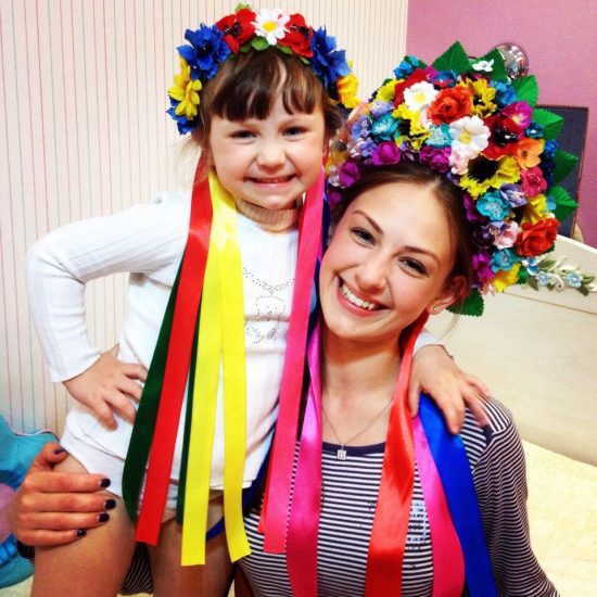 Алена Лесик, участница Холостяк-6 с девочкой в веночках из цветов