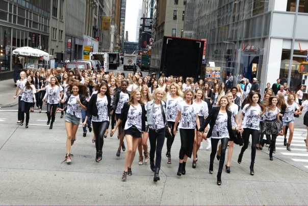 Много девушек модельной внешности идут по улице