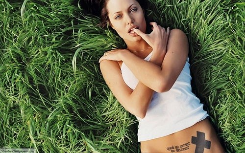 Татуировка Джоли черный крест