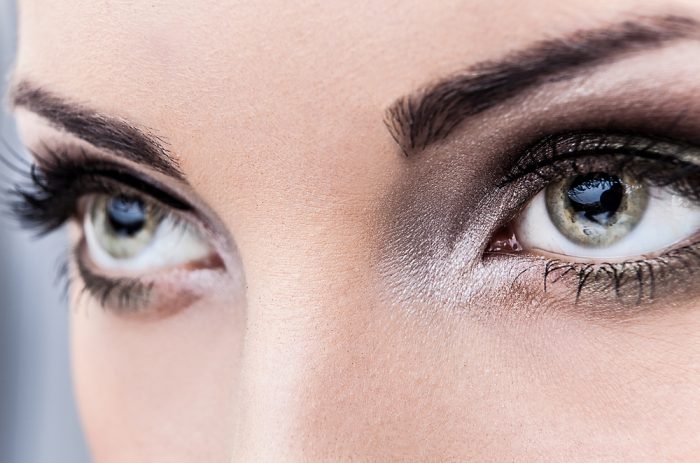 Женские зеленые глаза с красивым макияжем