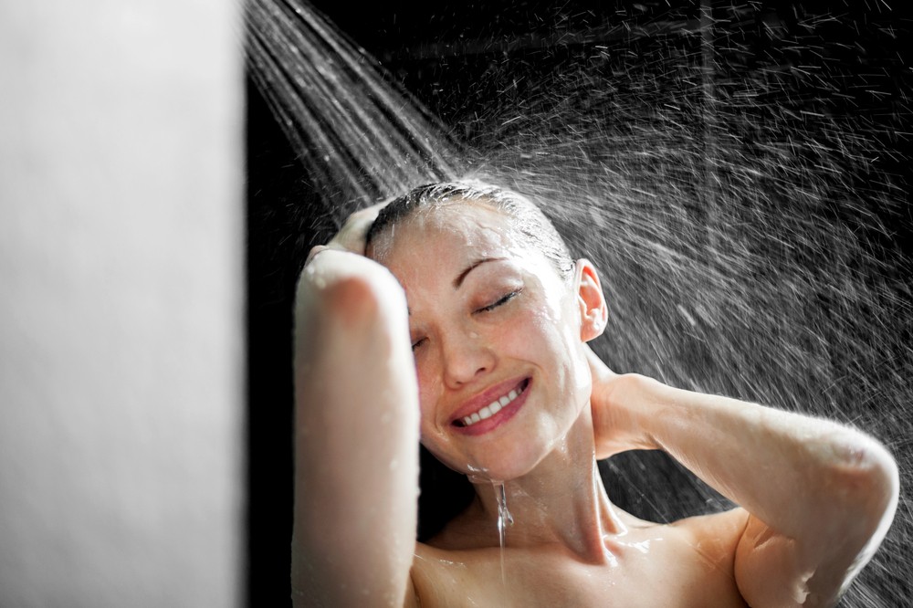 Душем дура. Фотосессия под душем. Девочка под душем. Красивая девушка под душем.