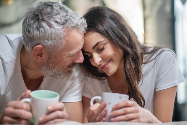 5 преимуществ отношений с человеком, который значительно старше вас