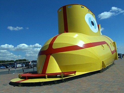 Скульптура Желтая субмарина в Ливерпуле
