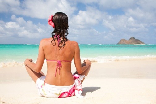 девушка медитирует на пляже