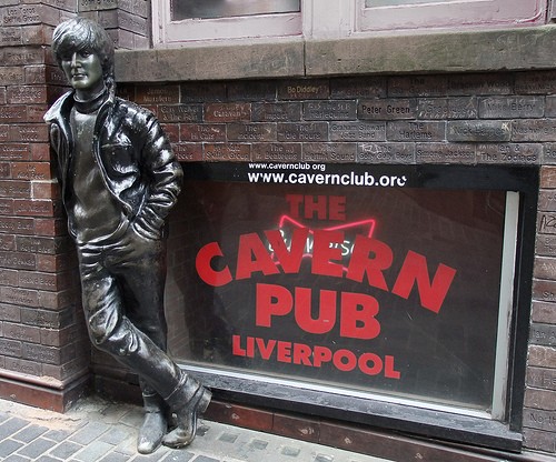 памятник Джону Леннону на Mathew Street в Ливерпуле