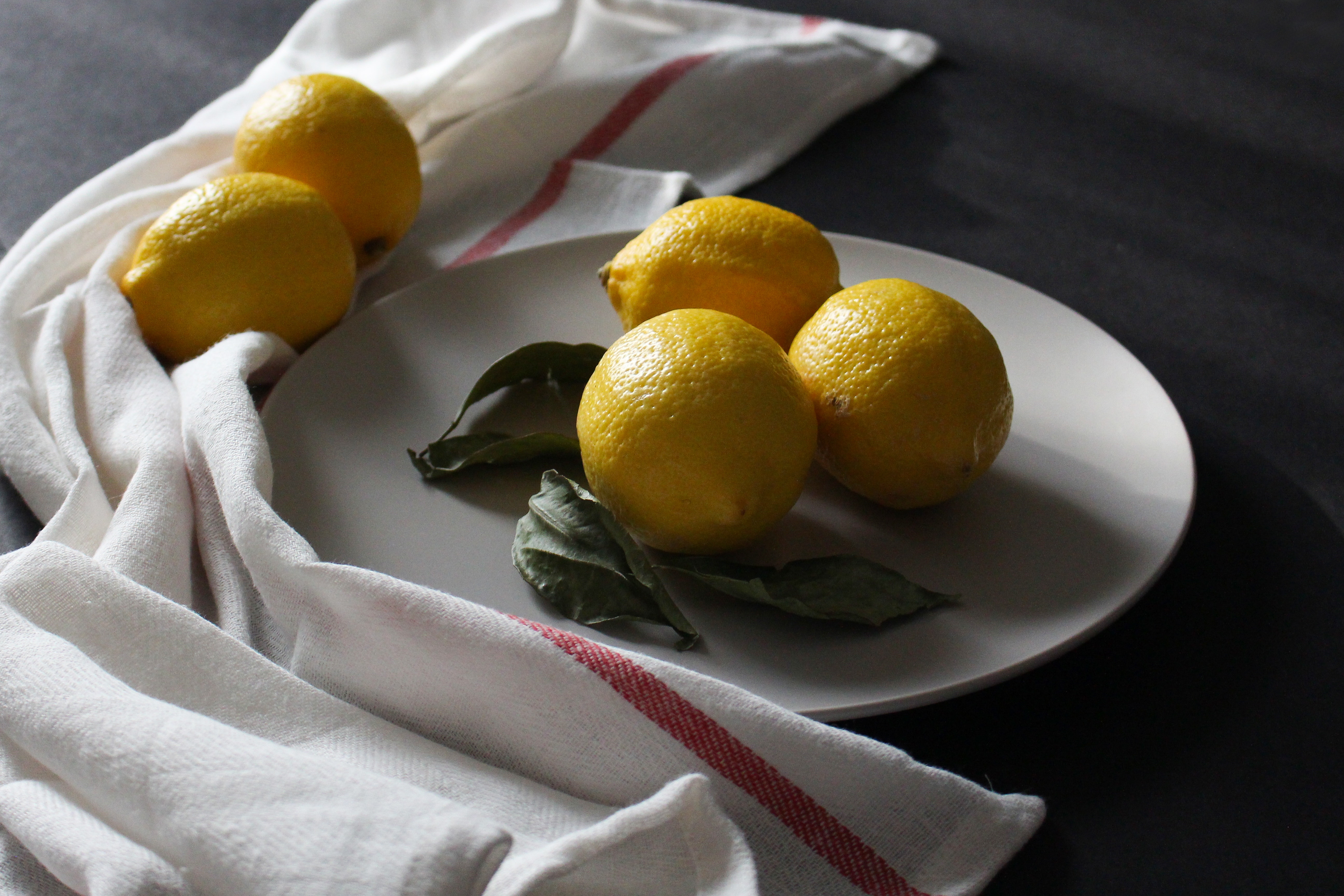 лимоны на блюде