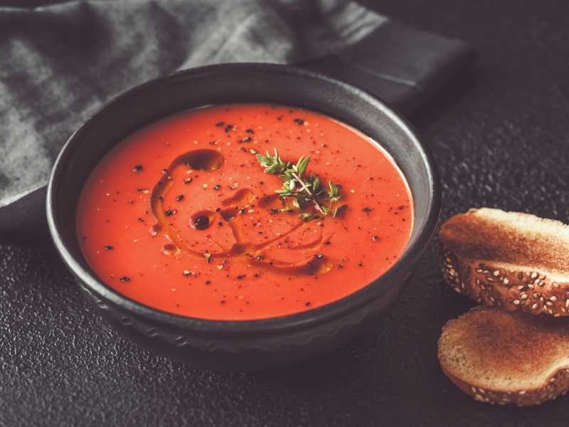 Как готовится томатный суп с оливками