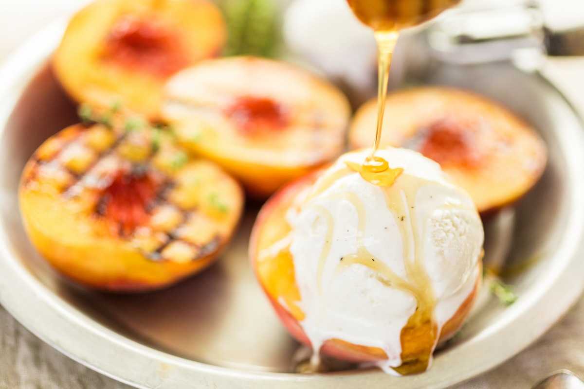 Десерт из персиков с маскарпоне