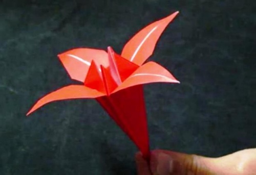 Цветок ириса с помошью техники оригами