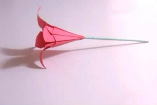 Лилия сделанная с помощью техники оригами