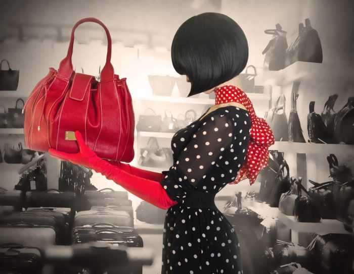 Девушка в платье в горошек и с красной сумкой