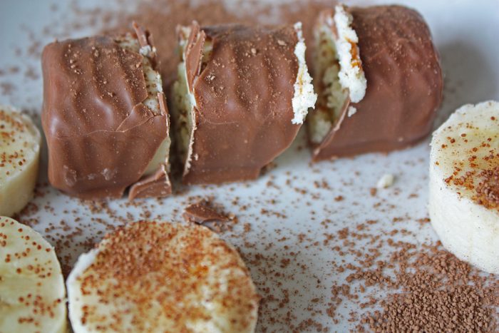 Творожный десерт в шоколаде присыпанный какао