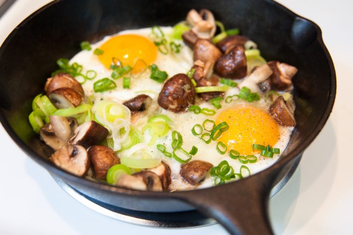 Яйца с грибами в сковороде