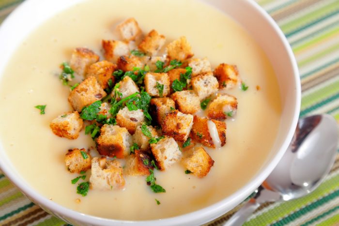 суп на обед,каккой суп приготовить на обед,суп в белой тарелке с сухариками на обед
