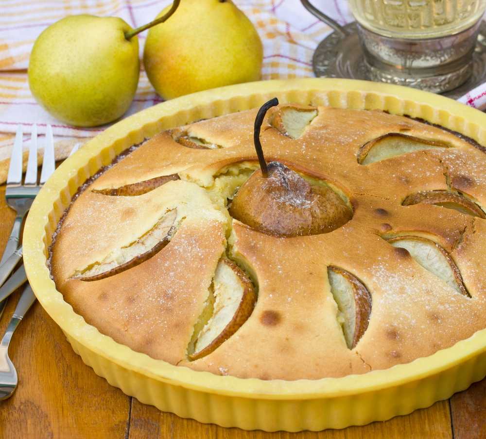 Грушевая шарлотка в желтой форме