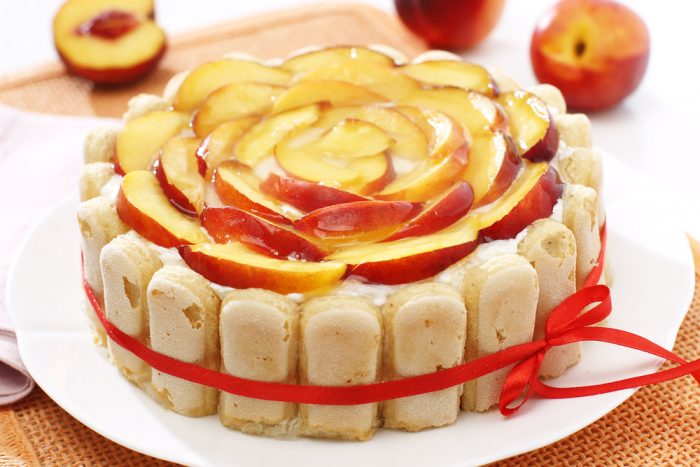 Пирог из печенья со сливками и украшенный персиком