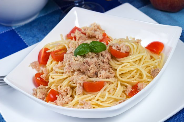 Спагетти с тунцом и томатным соусом
