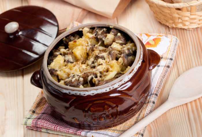 Жаркое с картошкой и грибами в горшочке
