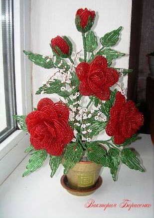 Цветочная композиция из бисера Красная роза
