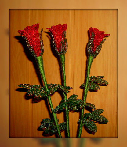 Цветочные композиции из бисера Красные розы
