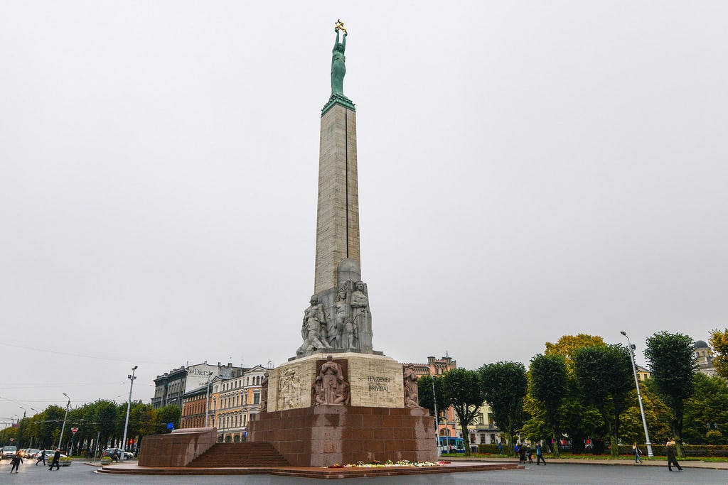 Латвия памятник свободы