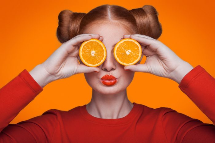 девушка с дольками апельсина на глазах