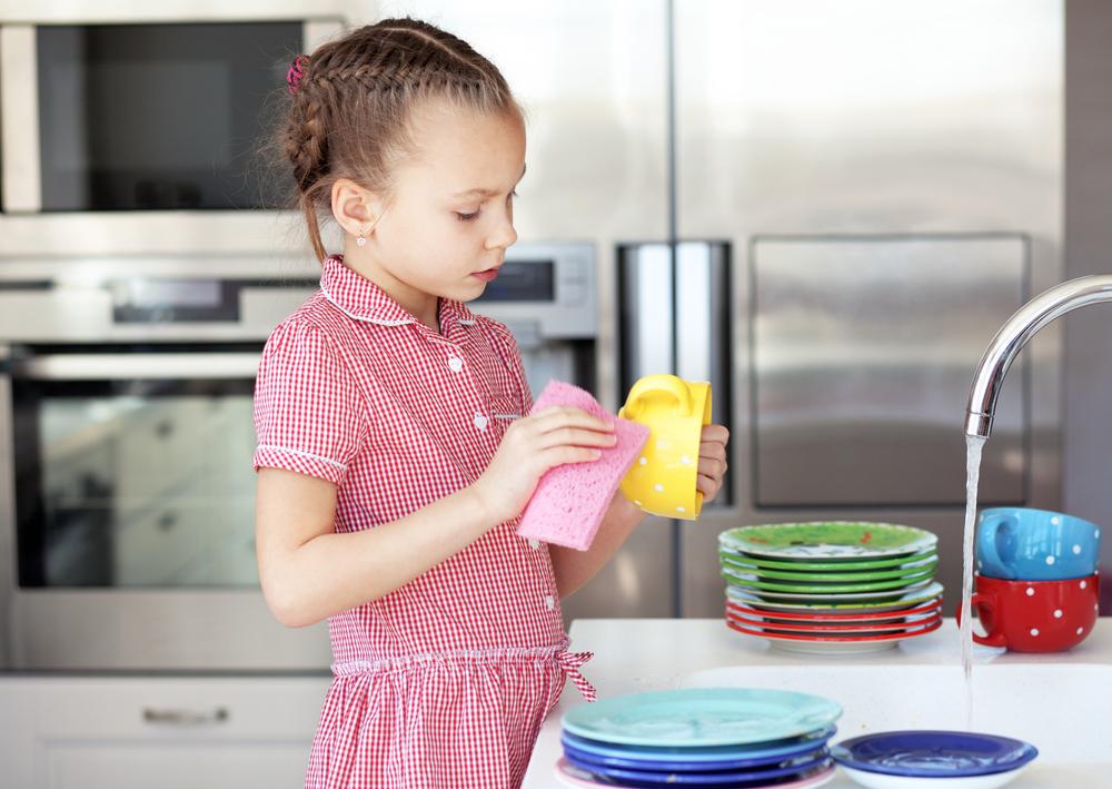 7 обязанностей по дому, которые может выполнять каждый ребенок