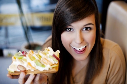 Девушка кушает бутерброд