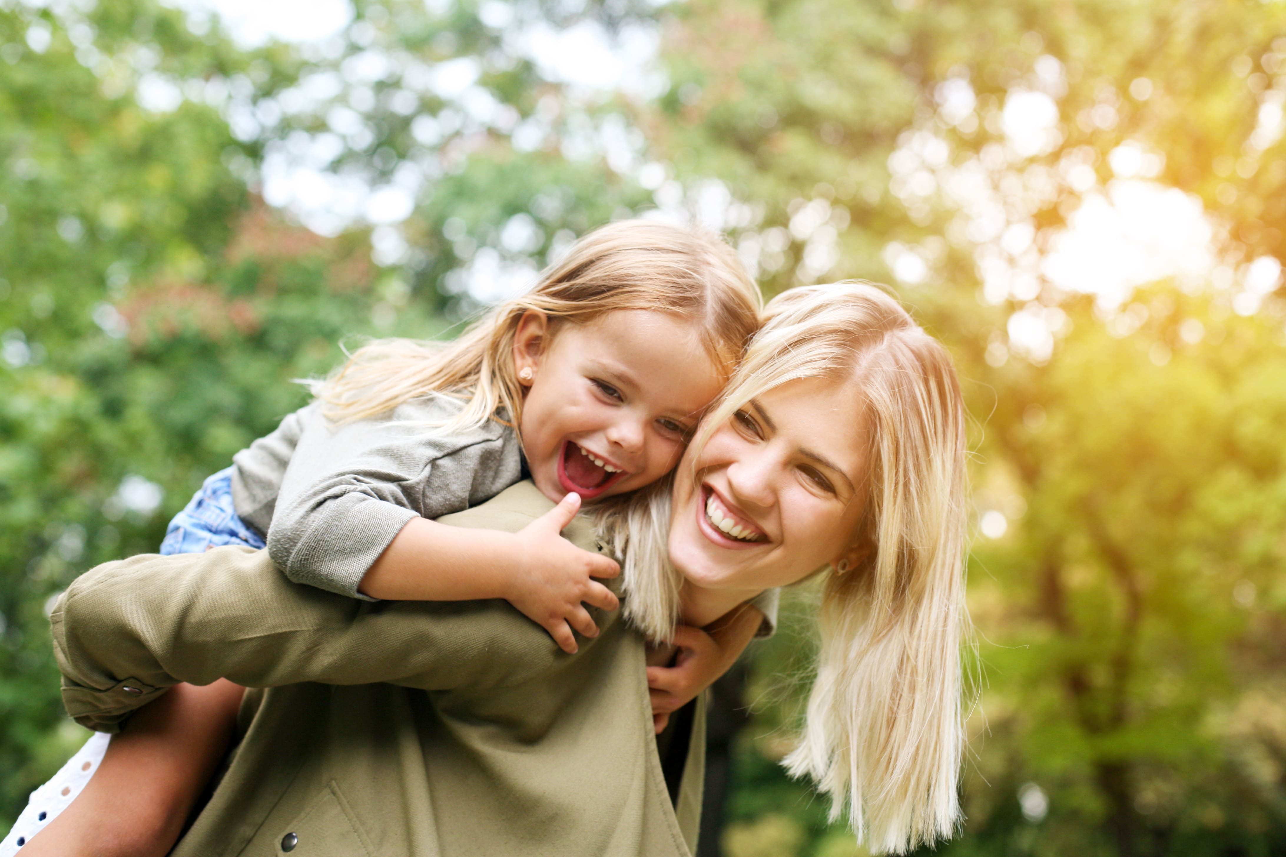 Young mother like. Женщина с ребенком. Счастливая мама с ребенком. Счастливая женщина с ребенком. Счастливая мама счастливый ребенок.