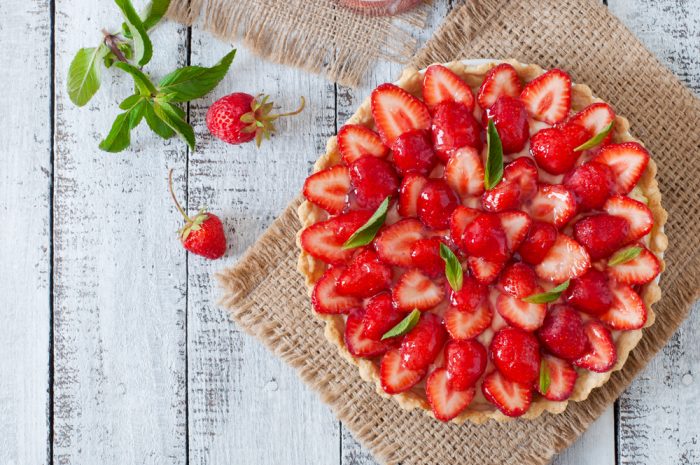 Пирог из свежей клубники на деревянном столе