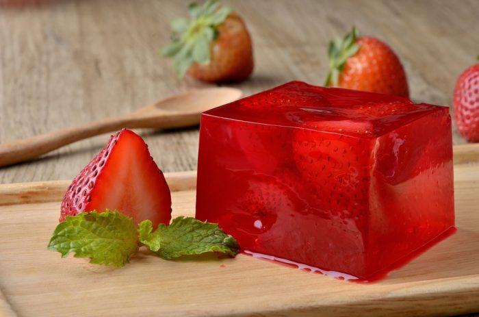 Желе из клубники на деревянной досточке