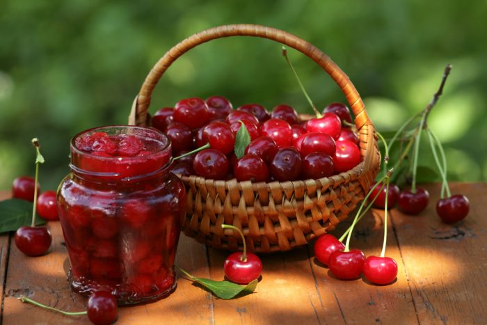 Вишни в корзинке и в банке