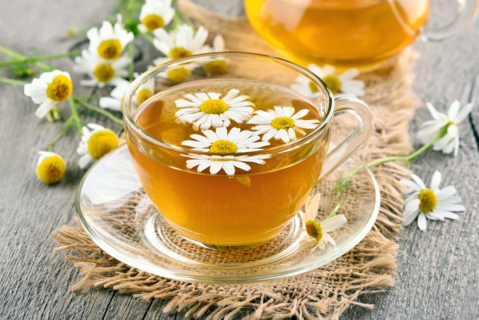 Чашка чая с цветками ромашки