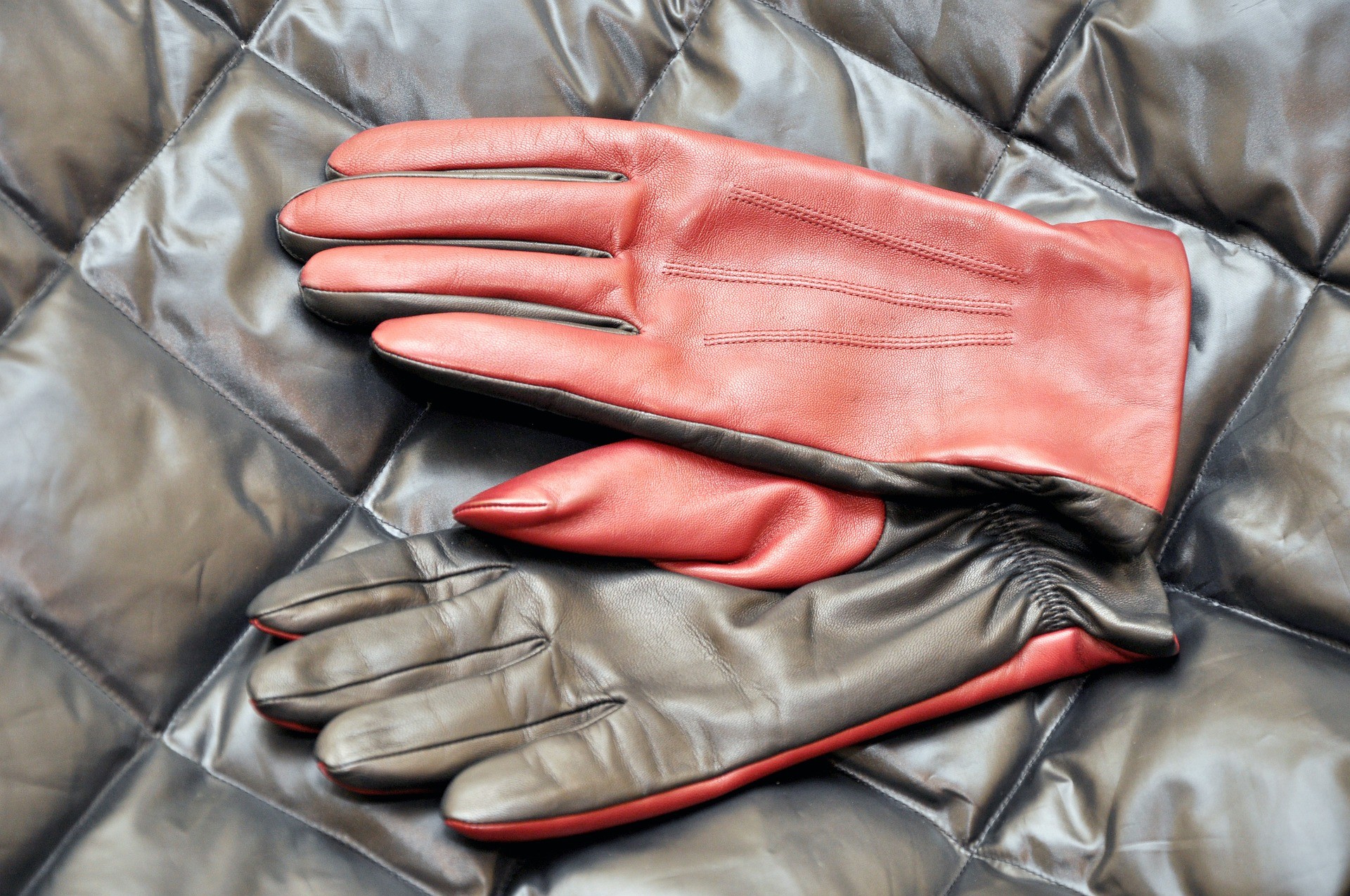 Как почистить кожаные перчатки в домашних. Перчатки work Gloves кожевенный. Кожаные перчатки женские. Классические кожаные перчатки. Двухцветные кожаные перчатки.