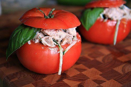 Рецепт куриного салата в запеченном помидоре