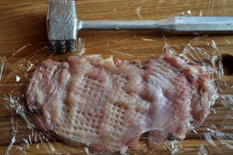 Отбить куриное мясо - Куриный рулет с сыром и салями