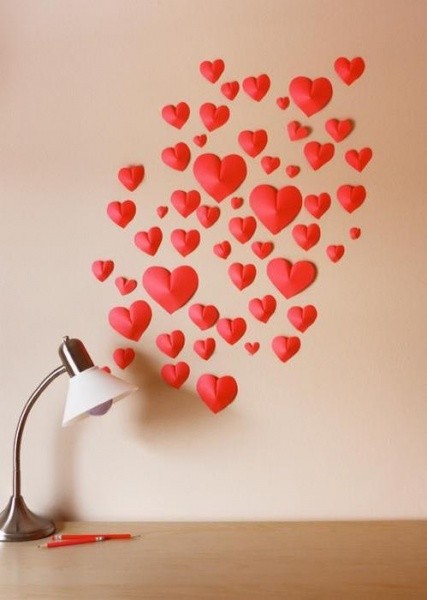 Украшение сердечками стены в качестве сюрприза на День Святого Валентина