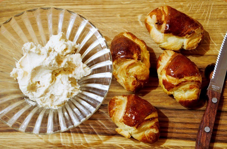 Круассаны с копченым рыбным маслом