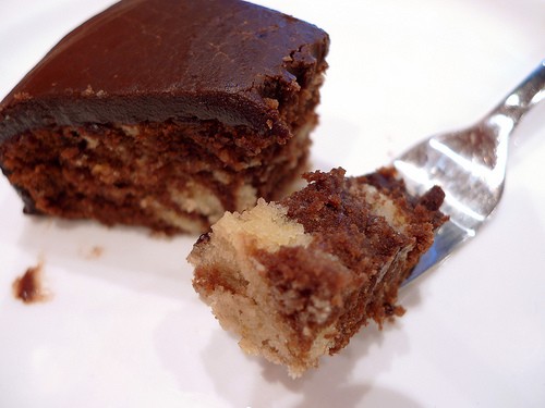 Медовый кекс с орехами и курагой в шоколаде