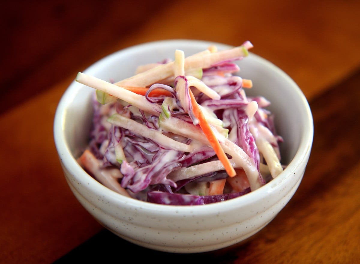 Рецепты свежих весенних салатов - Салат из белой и красной капусты