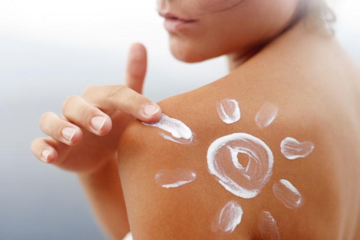 Какое количество солнцезащитного крема нужно наносить на тело?