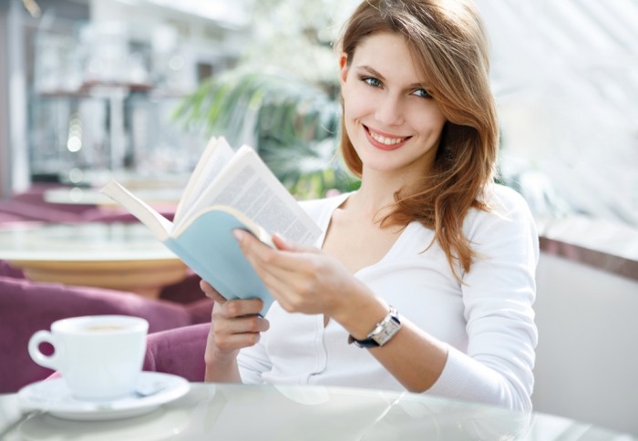 Девушка читает книгу