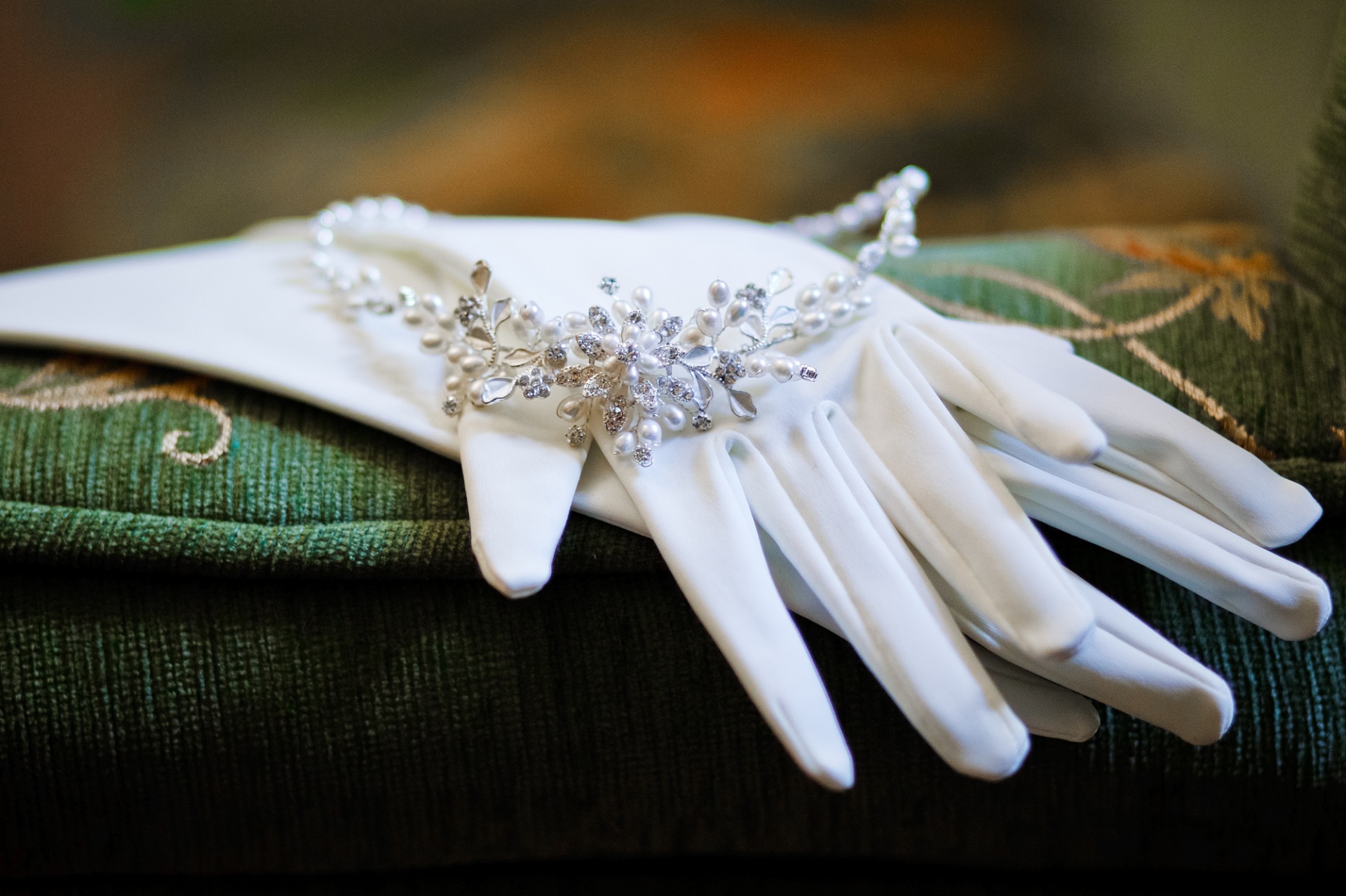 Свадебные аксессуары: самые популярные модели светлых перчаток для невесты