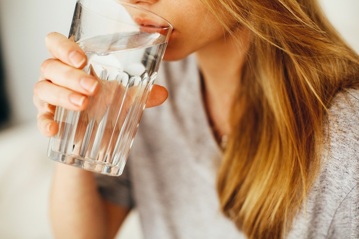 Пей много воды до застолья 9 способов, как не поправиться после новогодних праздников