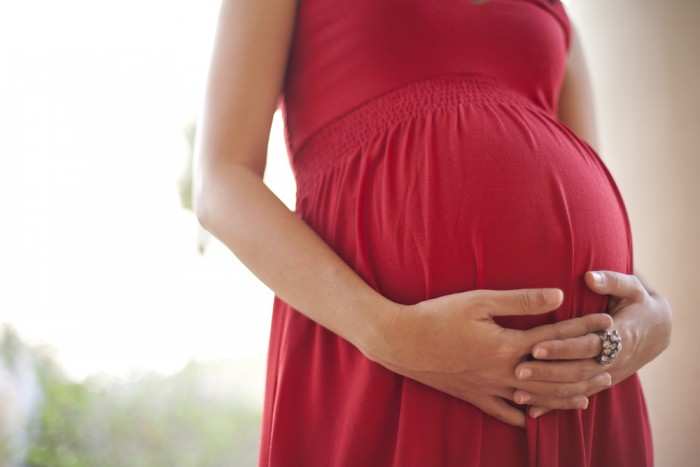 Беременная мама в красном платье