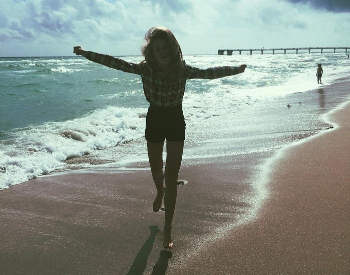 Дочь Веры Брежневой наслаждается океаном в Майами