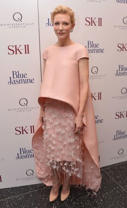 Кейт Бланшетт в одежде цвета розовый кварц