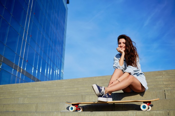 Девушка со скейтом